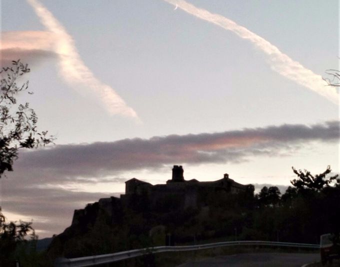 The Bardi castle with its history and its ghosts